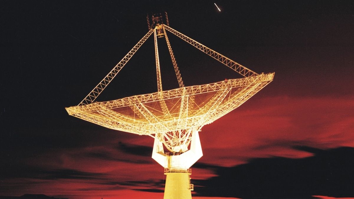 Редкий физический эффект помог поймать радиосигнал с очень далекой галактики. Редкий физический эффект помог поймать радиосигнал с очень далекой галактики.