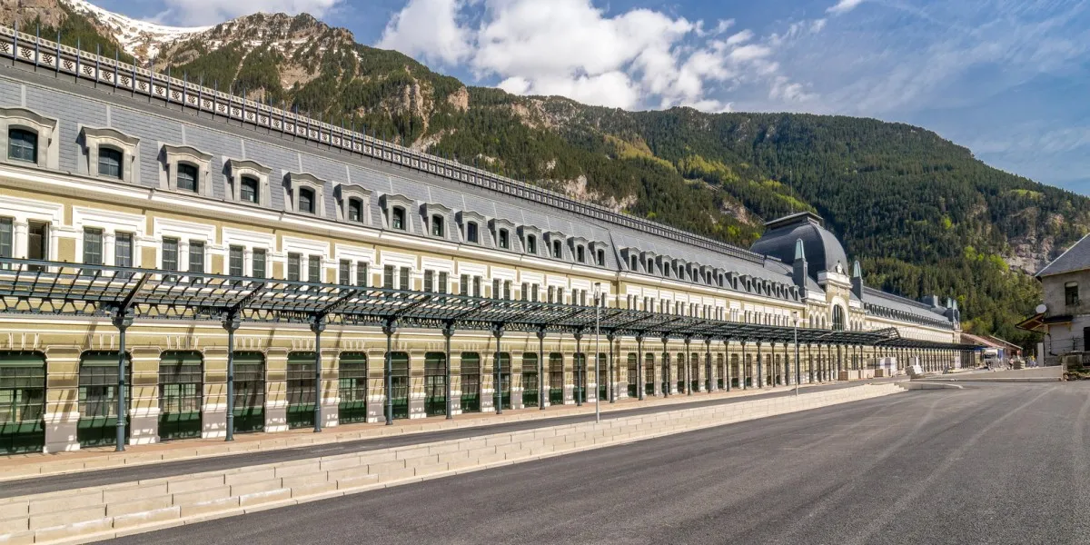 Заброшенную железнодорожную станцию в Пиренеях превратили в пятизвездочный отель
