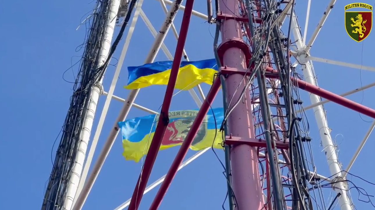 Украинский флаг развевается над Бахмутом
