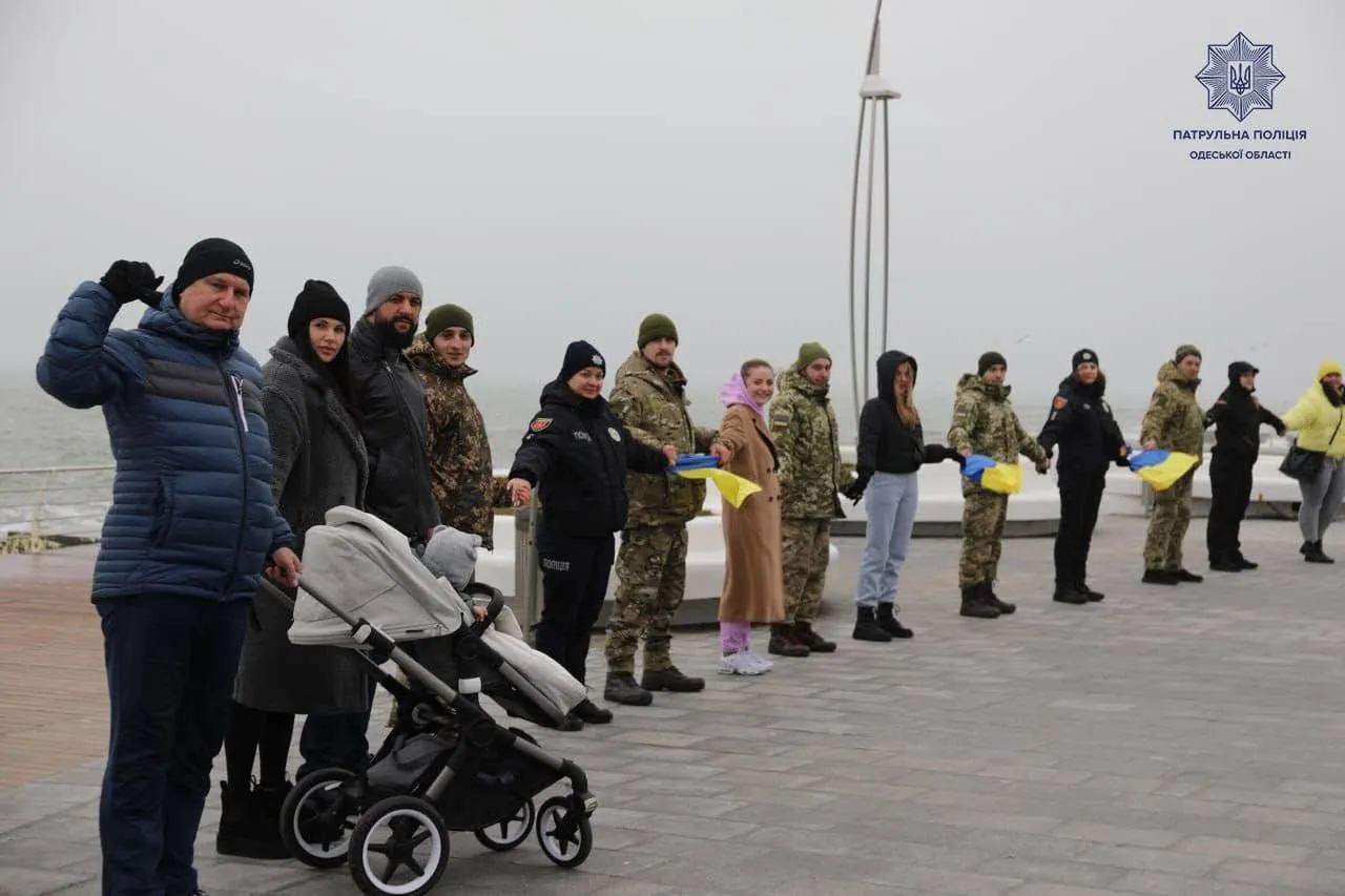 В Одесі військові та перехожі утворили ланцює єдності