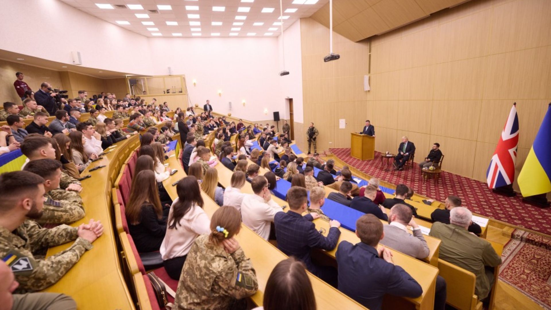 Перемога можлива вже у 2023: Зеленський та Джонсон зустрілись зі студентами КНУ Шевченка - 24 Канал Перемога можлива вже у 2023: Зеленський та Джонсон зустрілись зі студентами КНУ Шевченка - 24 Канал