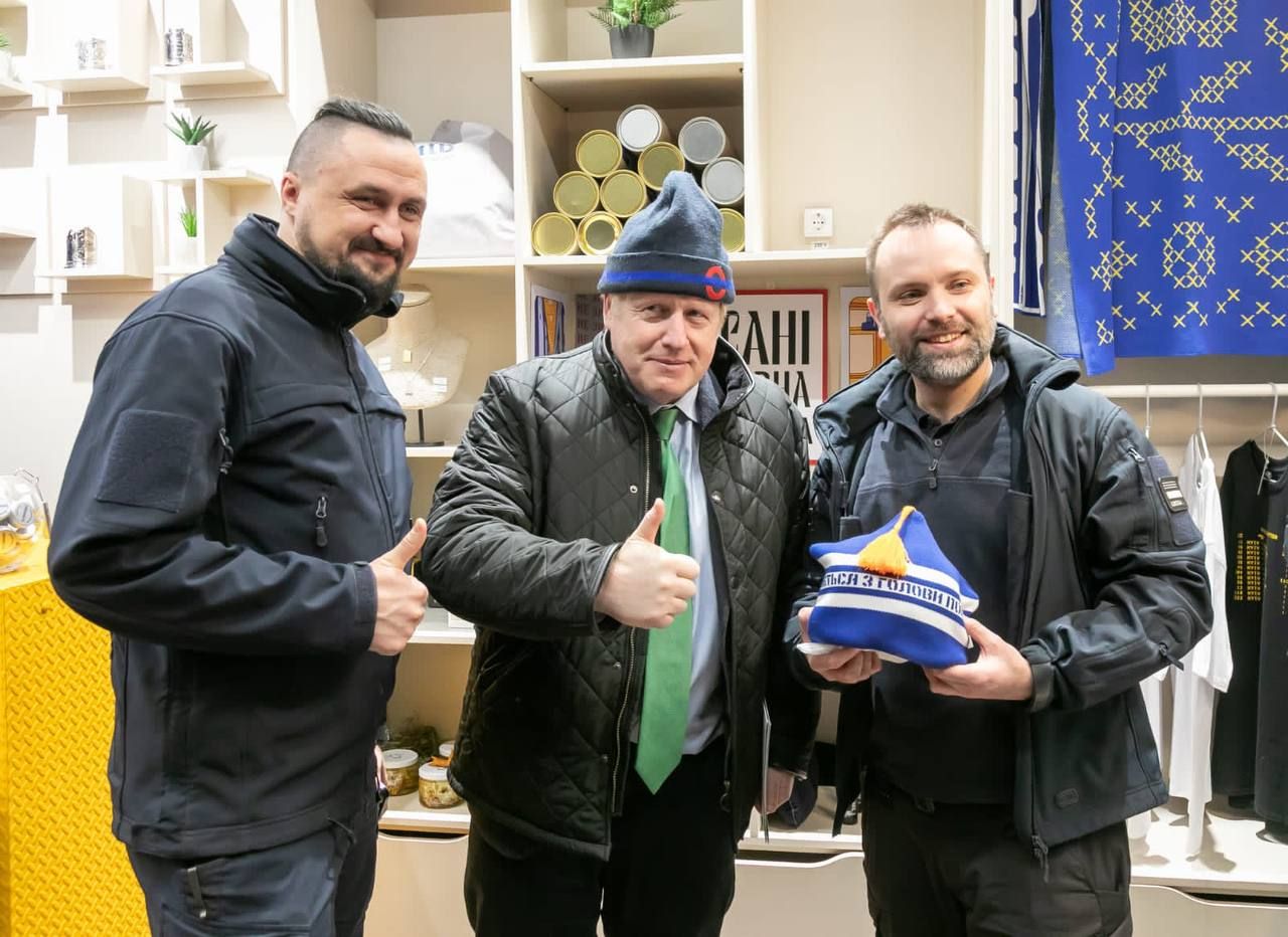 Борису Джонсону подыскали новую шапку на вокзале Киева и провели на Boris Express