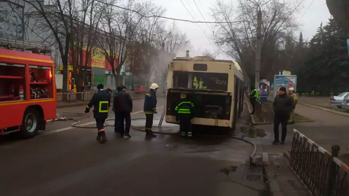 У Кривому Розі на ходу загорівся автобус з пасажирами - 24 Канал