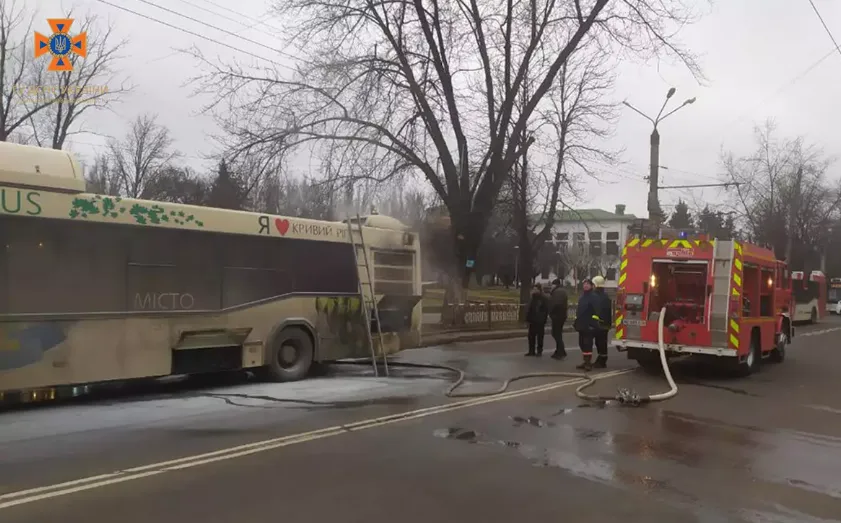 У Кривому Розі загорівся автобус