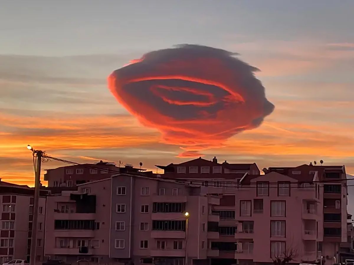 "Гігантське НЛО": у Туреччині спостерігали рідкісне природне явище