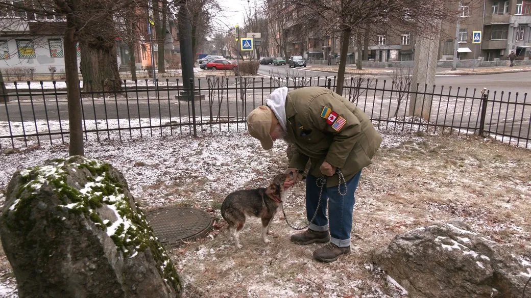 Колишній військовий з Канади Брюс Перрі доглядає за тваринами у Харкові