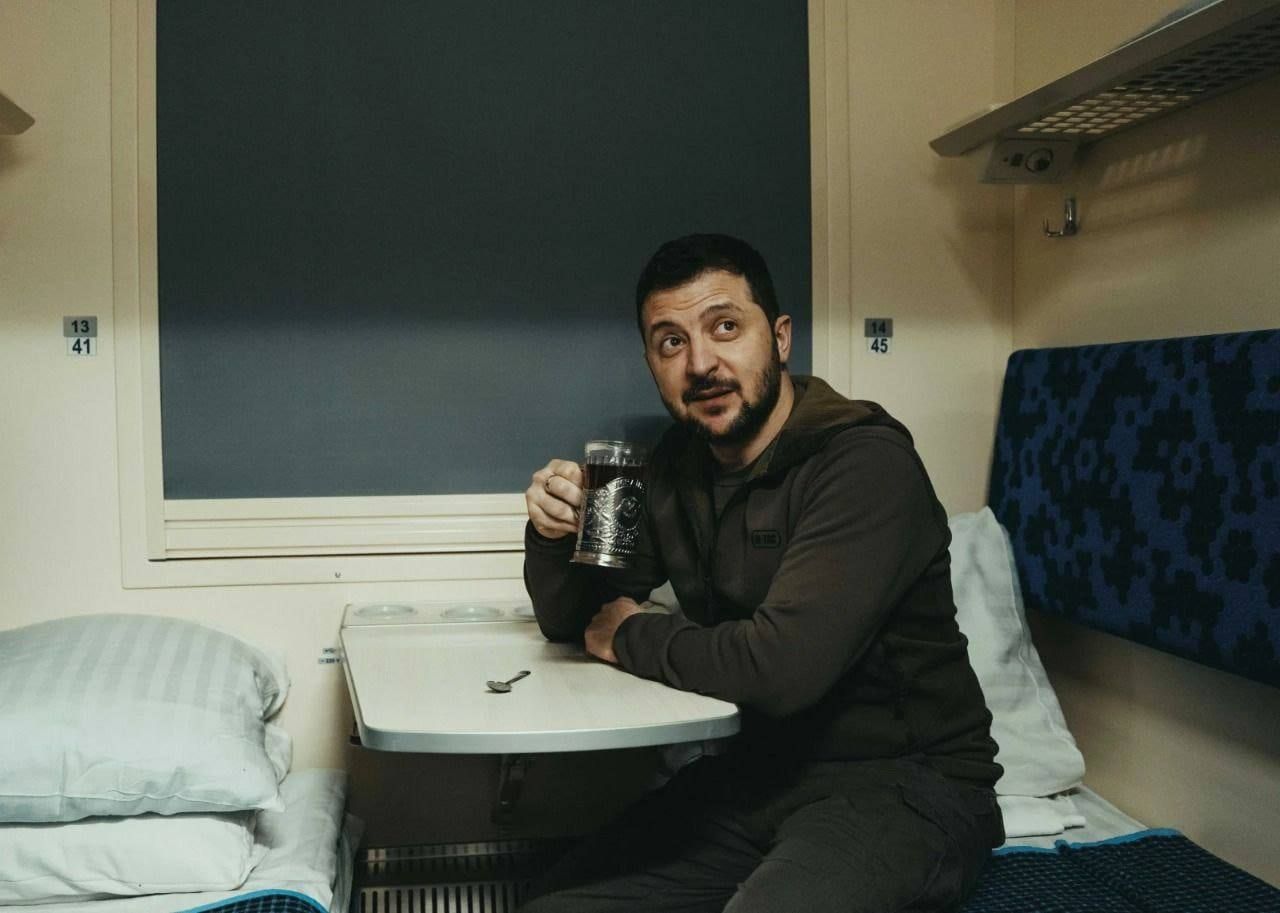 Укрзализныця поздравила Зеленского с днем рождения 25 января 2023 года - пообещали отвезти в Крым Укрзализныця поздравила Зеленского с днем рождения 25 января 2023 года - пообещали отвезти в Крым