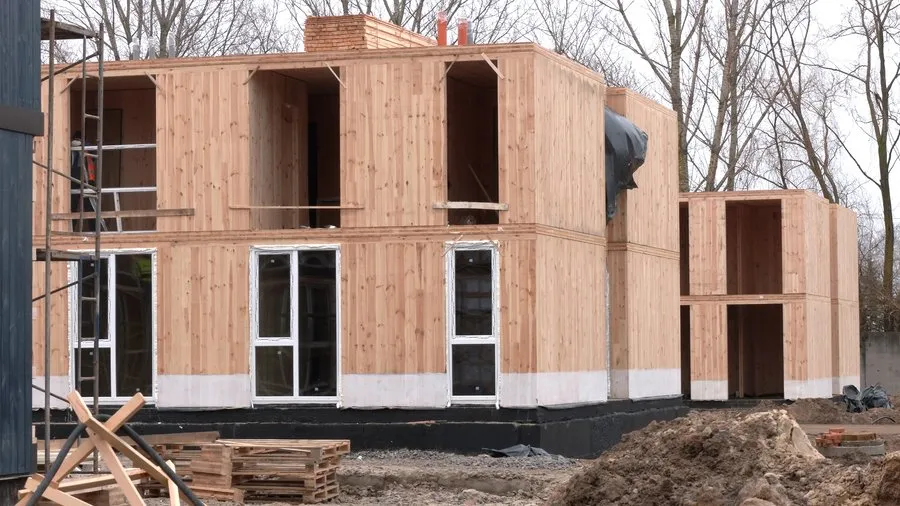 В Чернигове возводят двухэтажные сэндвич-дома для потерявших жилье