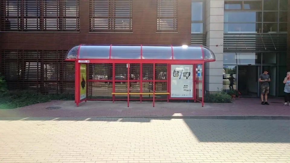 Фейковая автобусная остановка возле Центра Альцгеймера в Варшаве