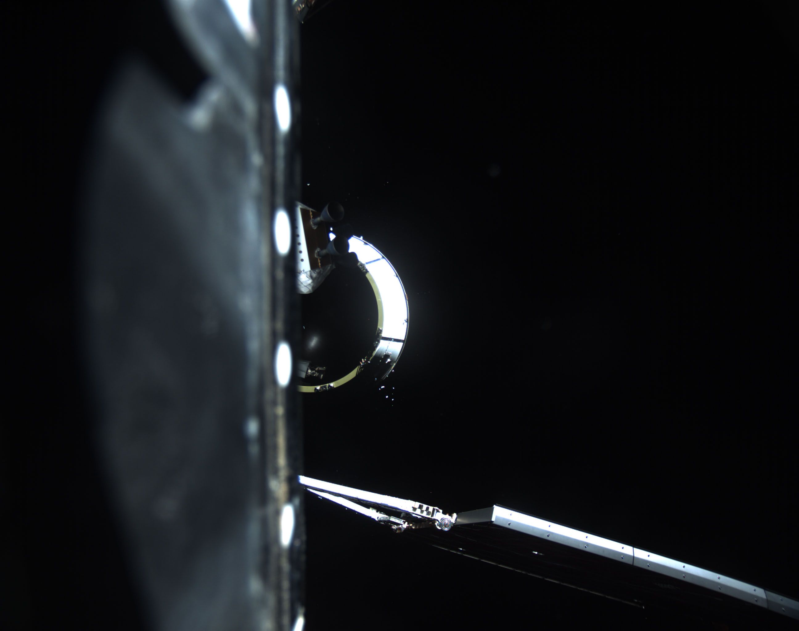 Вид на корабель Orion після виходу на орбіту Вид на корабель Orion після виходу на орбіту