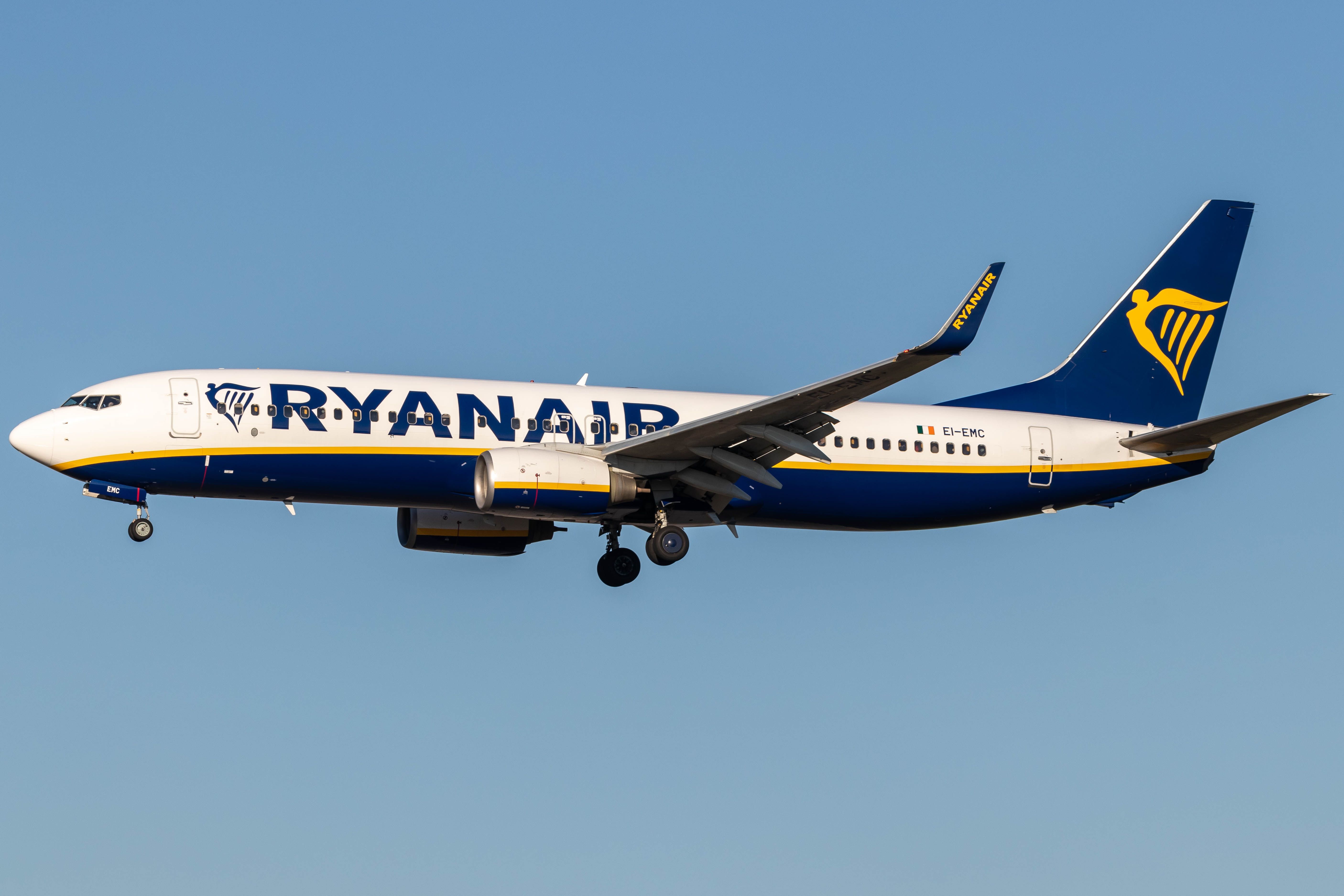 Ryanair пытается вернуться в Украину и нанимает пилотов и бортпроводников
