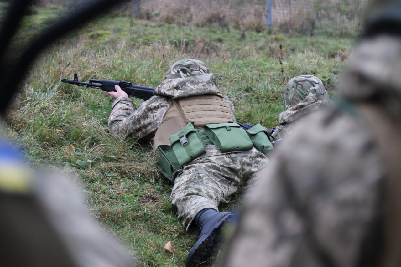 Українські бійці проходять військові навчання