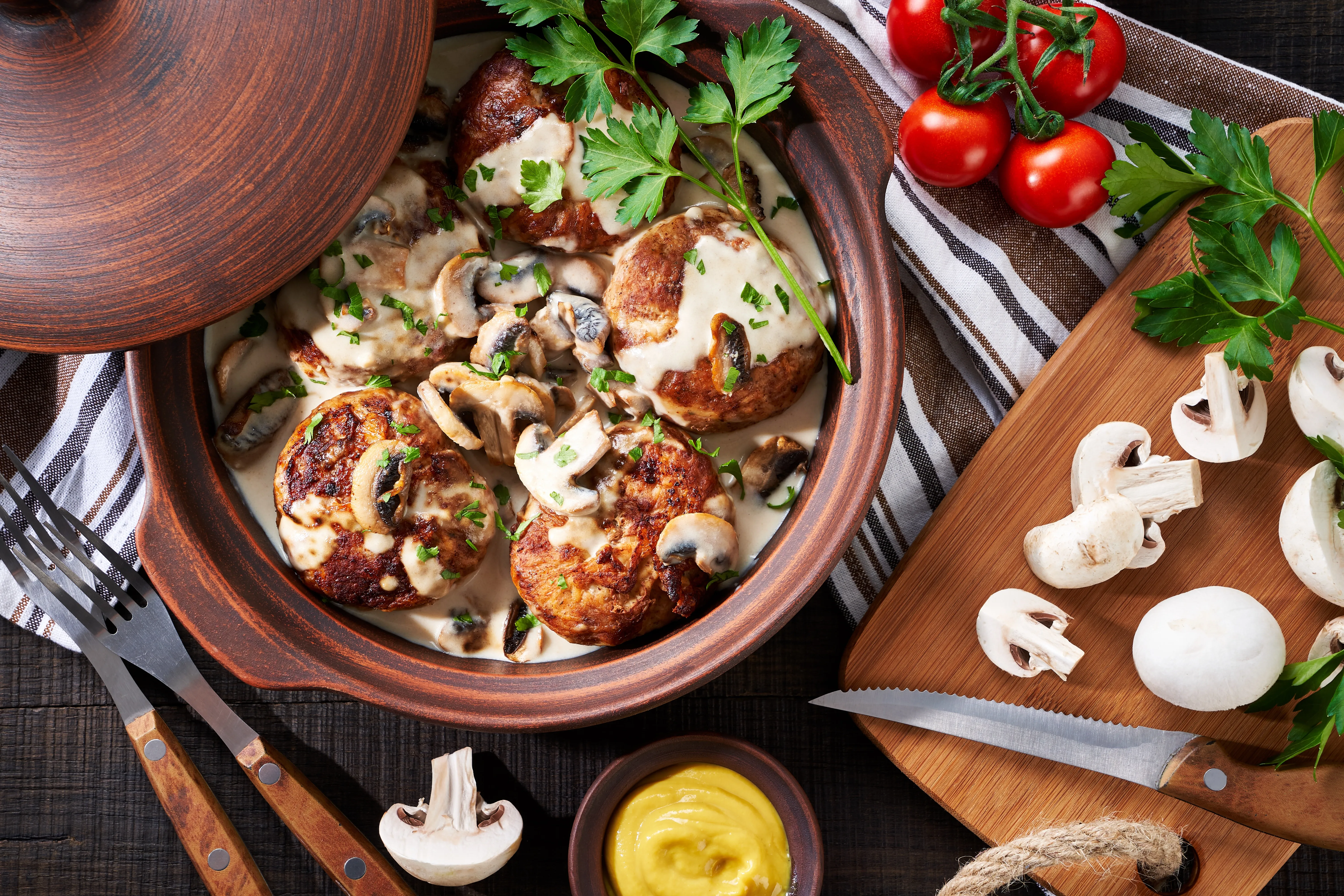 Котлети з курятини в грибному соусі Котлети з курятини в грибному соусі