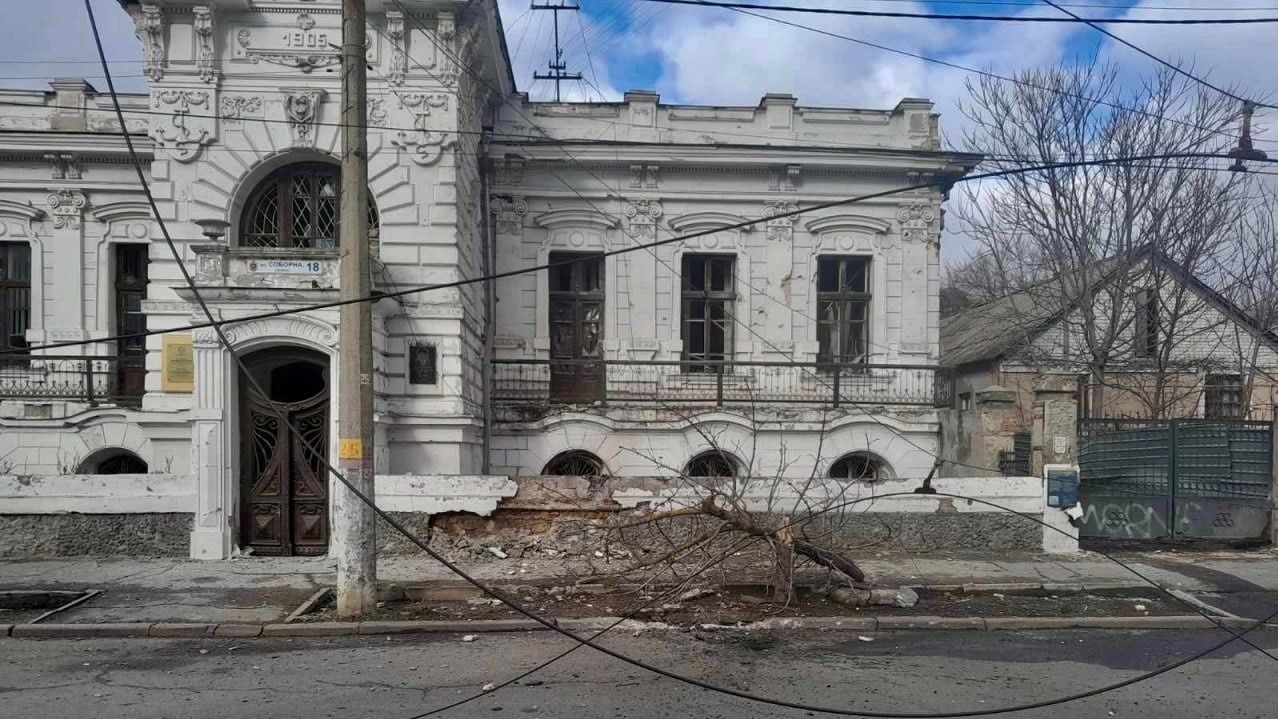 Повреждено здание шахматно-шашечного клуба в Херсоне