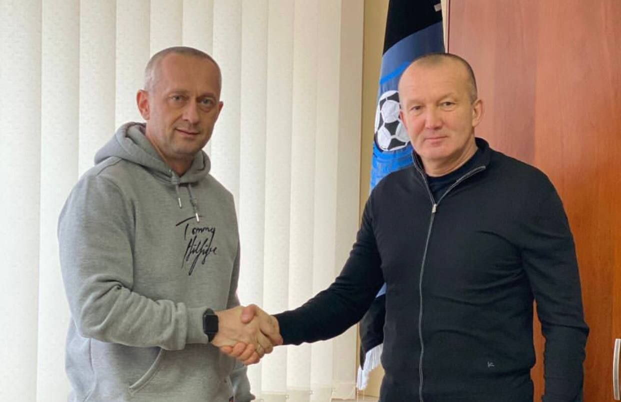 Роман Григорчук під час підписання контракту з Чорноморцем