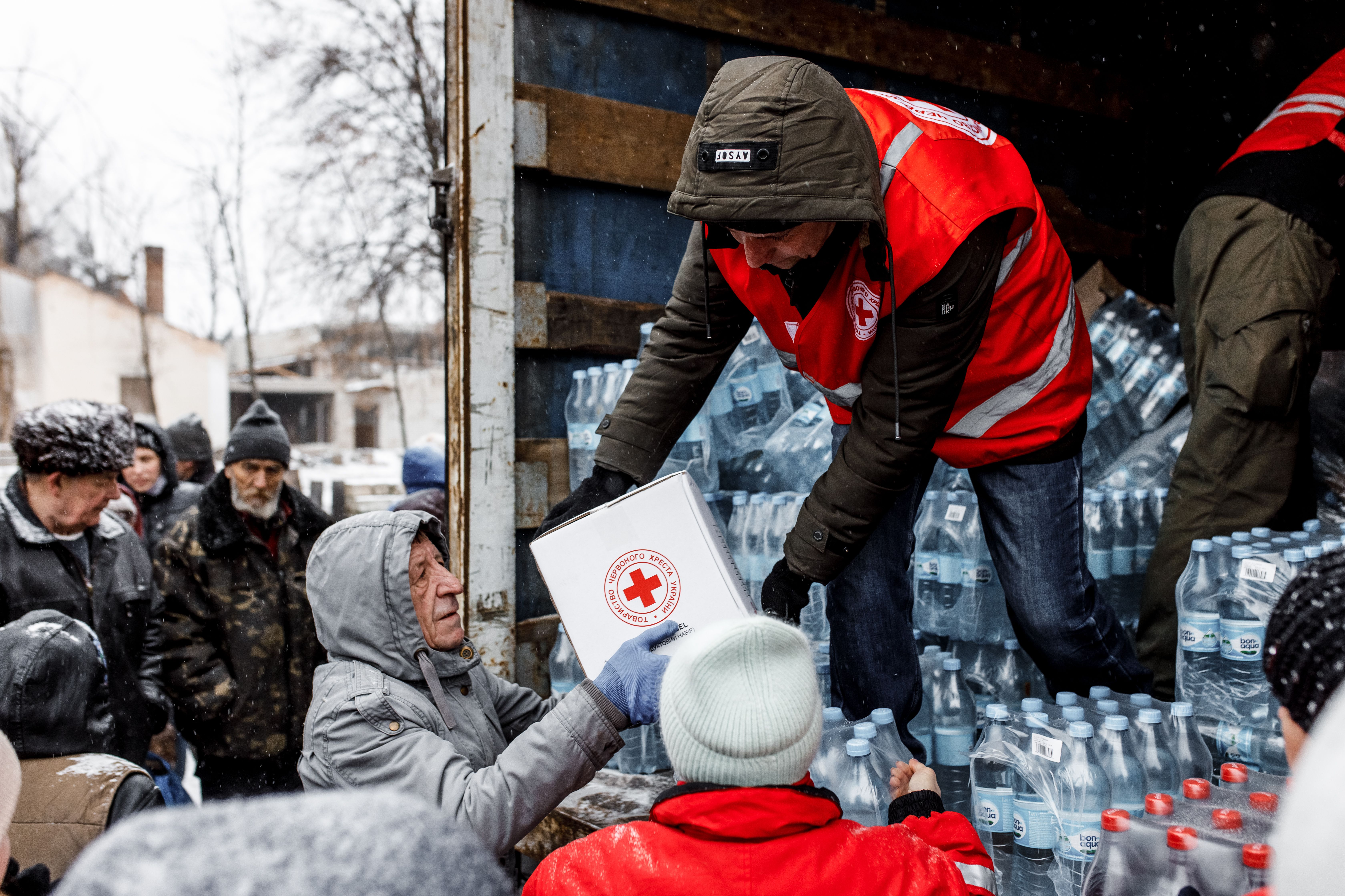 Кока-Кола і Червоний Хрест України роздали 70 тисяч продуктових наборів