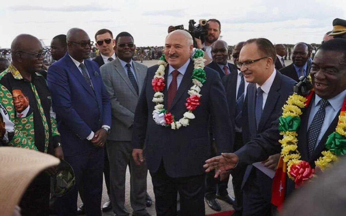 Трактор Лукашенко – диктатор привез в Зимбабве трактор – абсурдное видео - 24 Канал Трактор Лукашенко – диктатор привез в Зимбабве трактор – абсурдное видео - 24 Канал