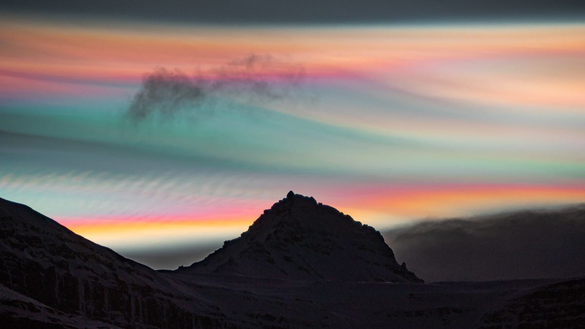 Фотографи показали дуже рідкісні веселкові хмари, що з'явились у небі Арктики - Техно Фотографи показали дуже рідкісні веселкові хмари, що з'явились у небі Арктики - Техно