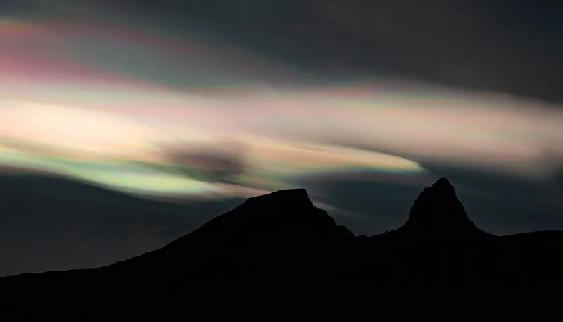 Веселкові хмари в небі Ісландії Веселкові хмари в небі Ісландії