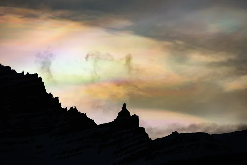 Веселкові хмари в небі Ісландії