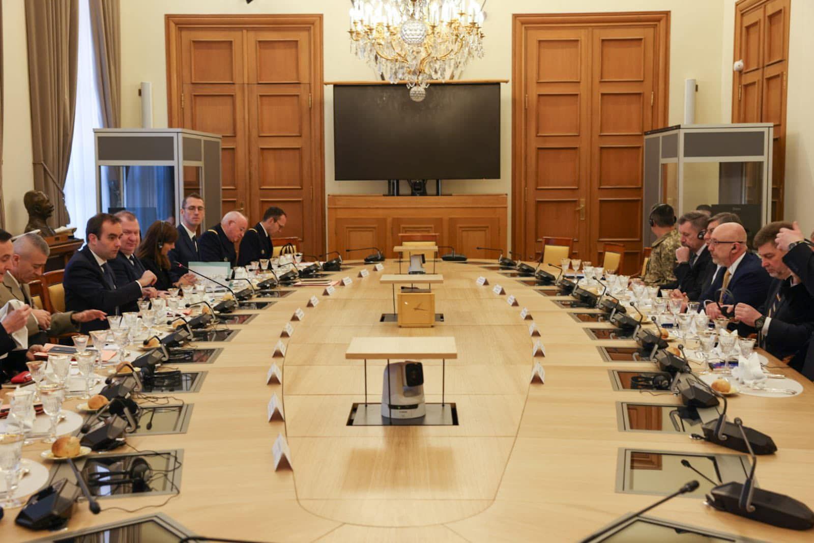 Військові навчання, САУ та радари ППО: Резніков відзвітував про результати поїздки у Францію - 24 Канал Військові навчання, САУ та радари ППО: Резніков відзвітував про результати поїздки у Францію - 24 Канал