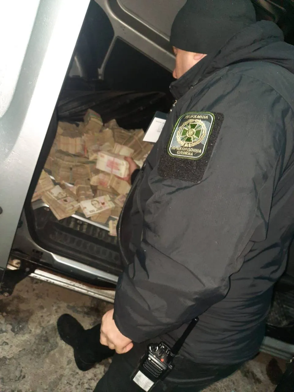 мужчина хотел незаконно ввести в Украину пачки денег