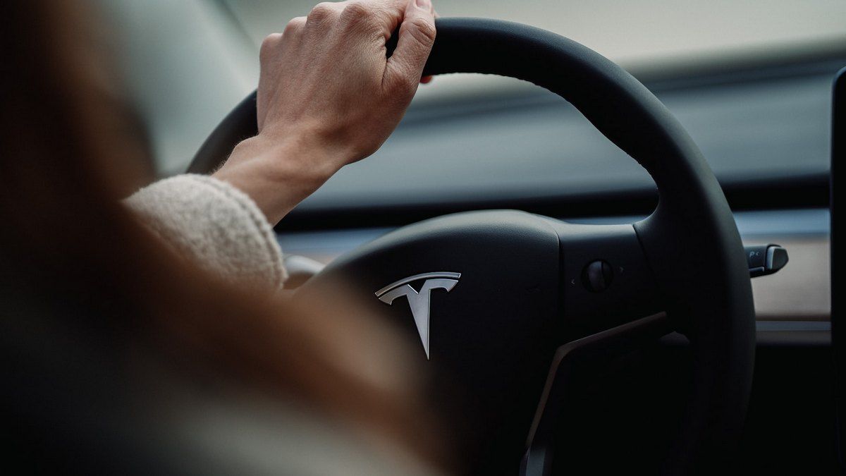 Кермо електромобіля Tesla відпало просто під час руху Кермо електромобіля Tesla відпало просто під час руху