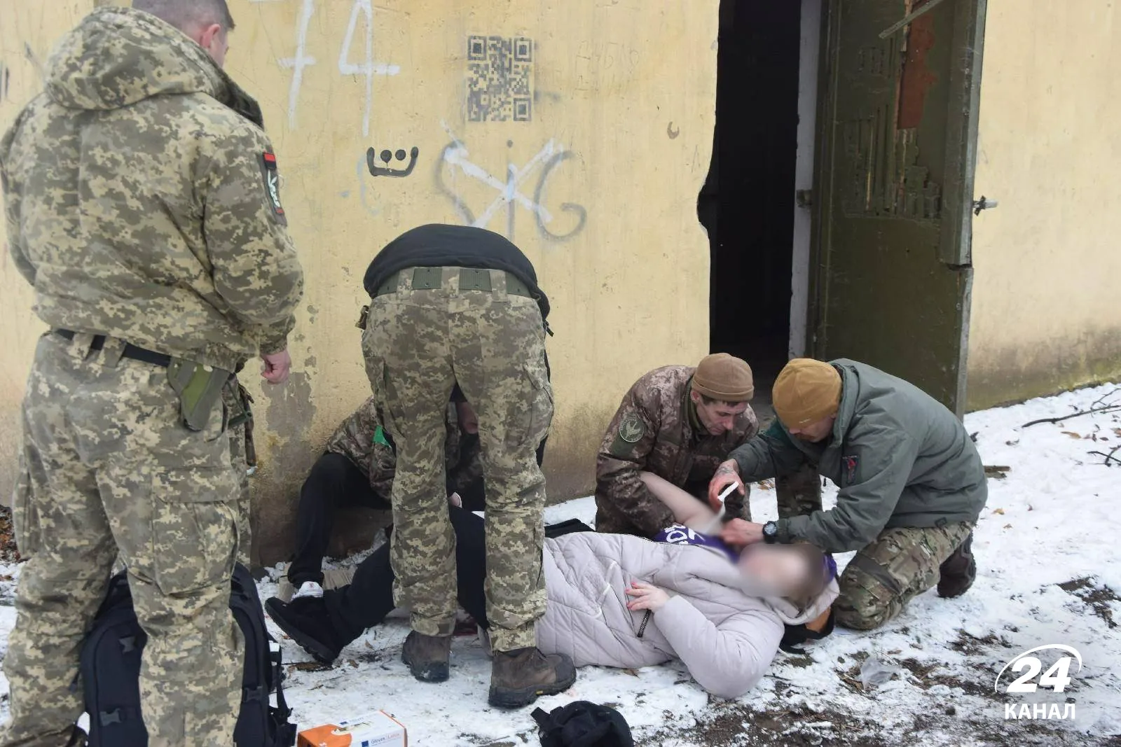 Українські військові надають першу домедичну допомогу постраждалій