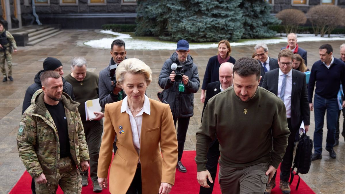 Зеленский получил отчет о второй части опросника Зеленский получил отчет о второй части опросника