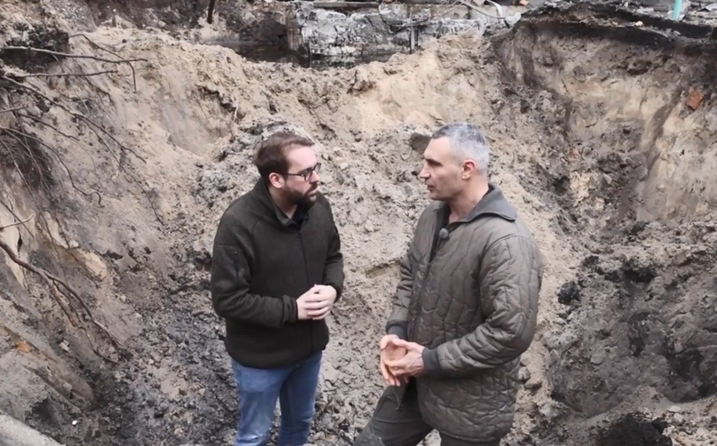 Інтерв'ю Віталія Кличка Bild - мер Києва говорив з журналістом, стоячи у кратері Інтерв'ю Віталія Кличка Bild - мер Києва говорив з журналістом, стоячи у кратері