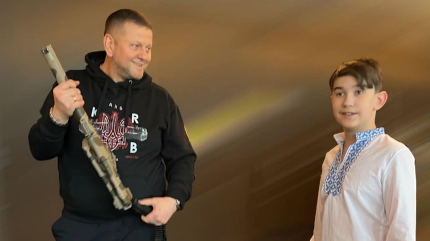 Поряд з ним почувався в абсолютній безпеці: 10-річний художник розповів про зустріч із Залужним Поряд з ним почувався в абсолютній безпеці: 10-річний художник розповів про зустріч із Залужним