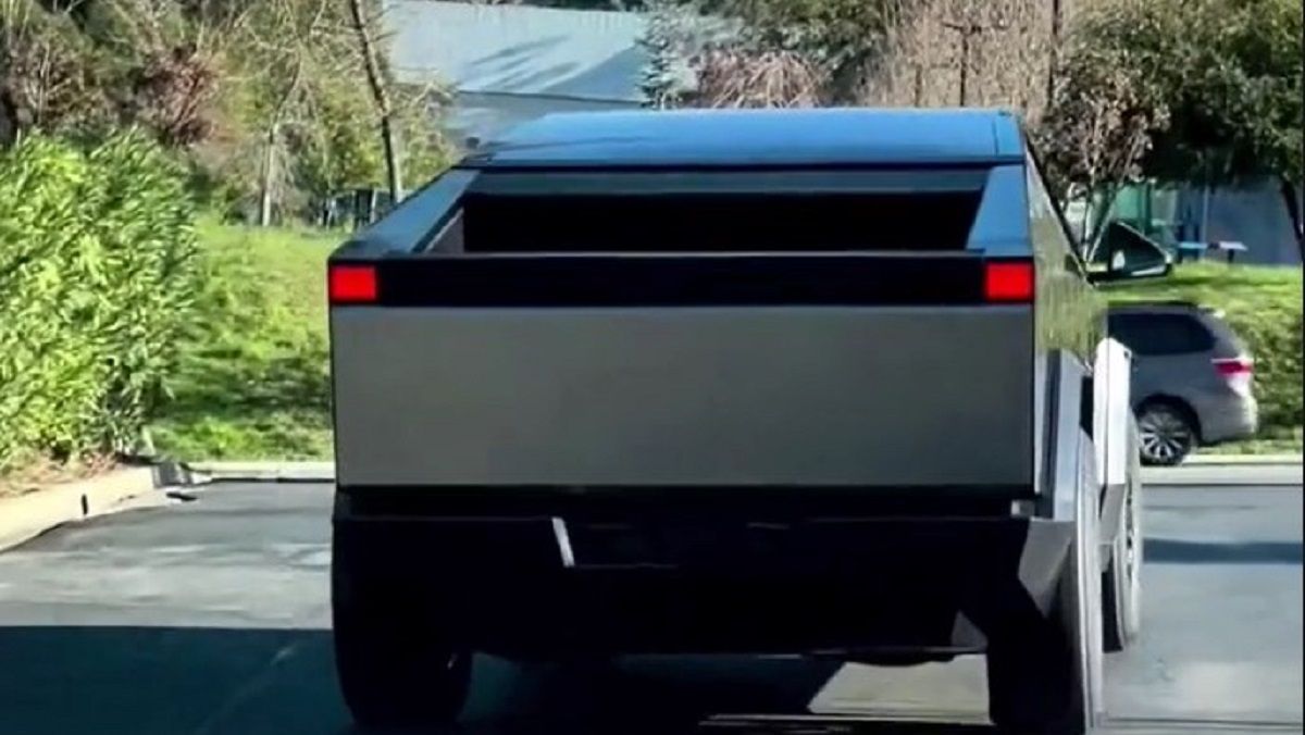 На улицах Пало-Альто заметили обновленный Cybertruck На улицах Пало-Альто заметили обновленный Cybertruck