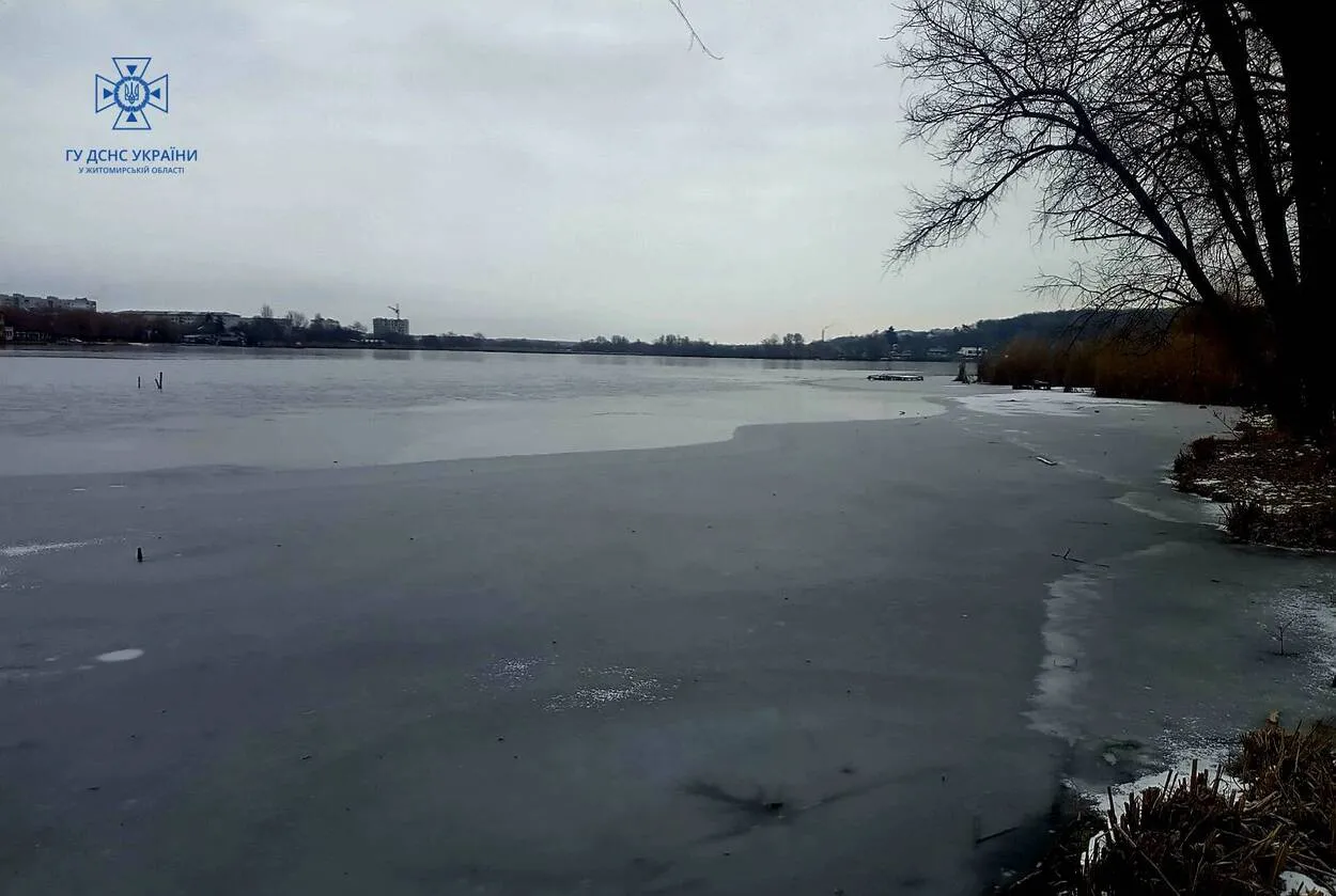 Одяг тягнув на дно: у Бердичеві під кригу провалилась вагітна жінка