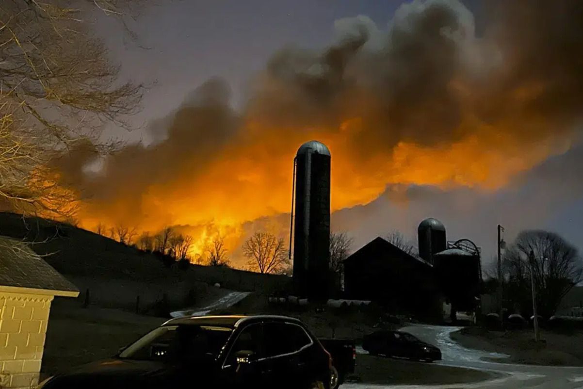 Масштабна пожежа і багато диму: в США зійшли з рейок 50 вагонів з небезпечними речовинами - 24 Канал