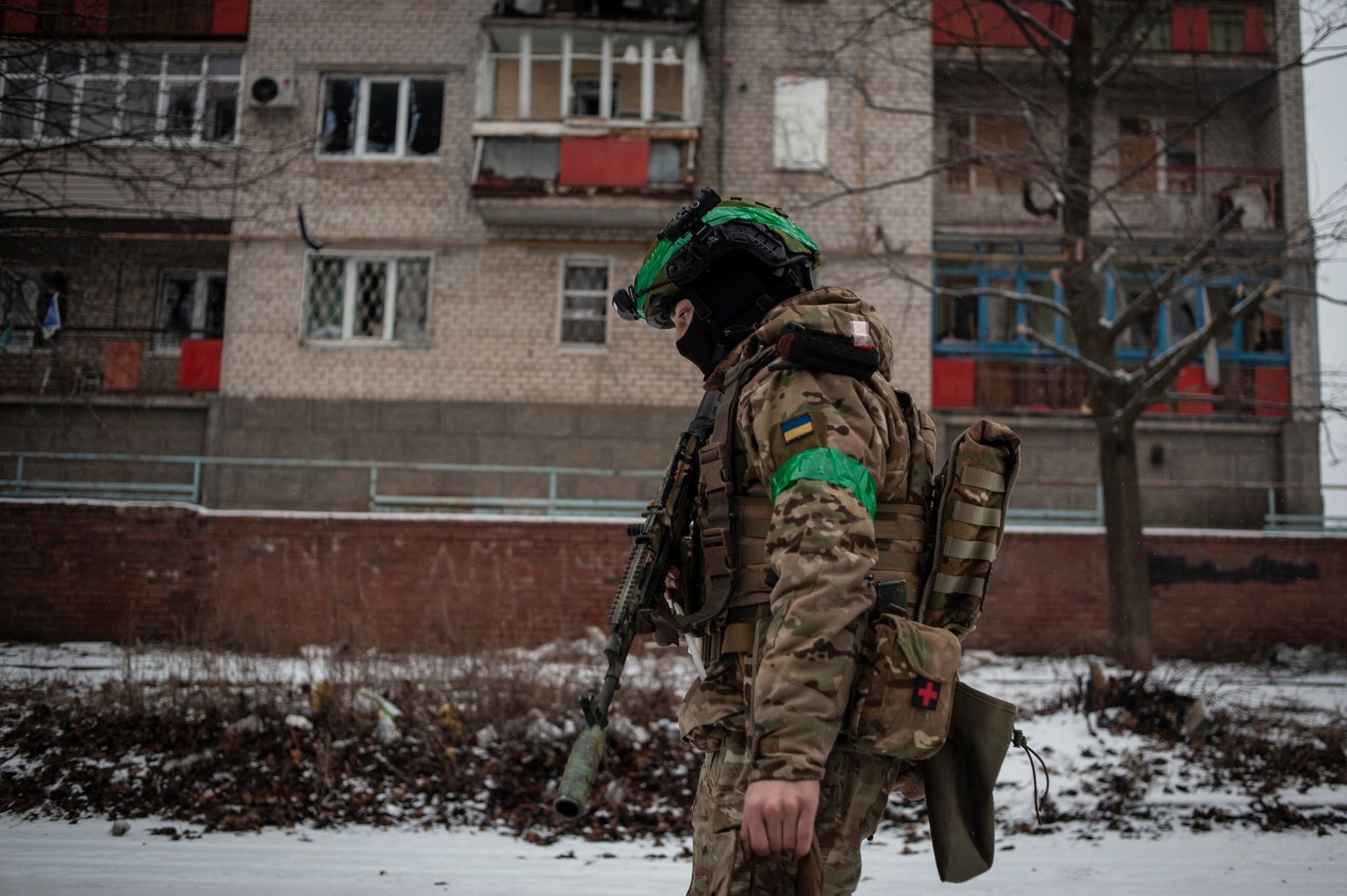 Штурм бахмута. Солдат. Солдат в городе. Бойцы в Бахмуте.