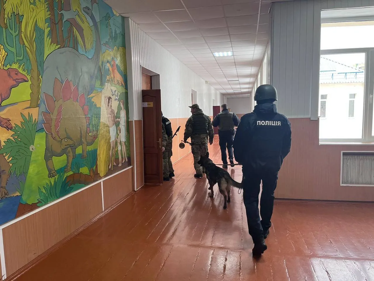 Поліція перевіряла ліцей в Ірпені Поліція перевіряла ліцей в Ірпені