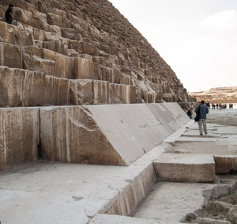 Збережені фрагменти облицювання піраміди та залишки бруківки, що оточувала споруд