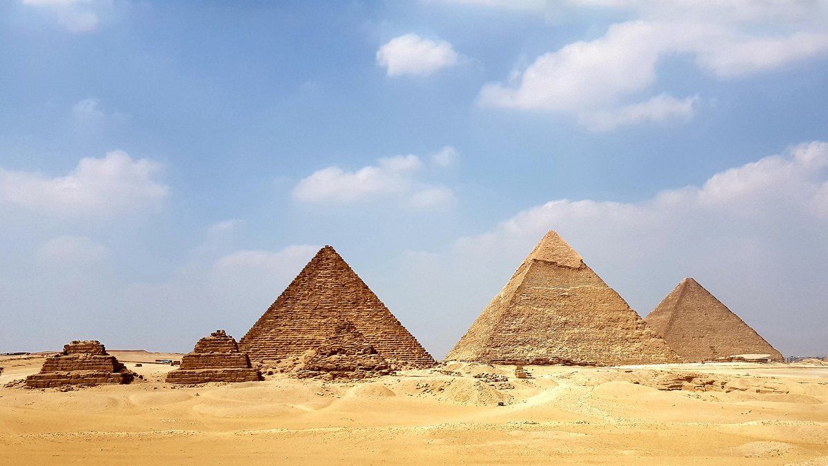 Как выглядели древнеегипетские пирамиды, когда их только построили.