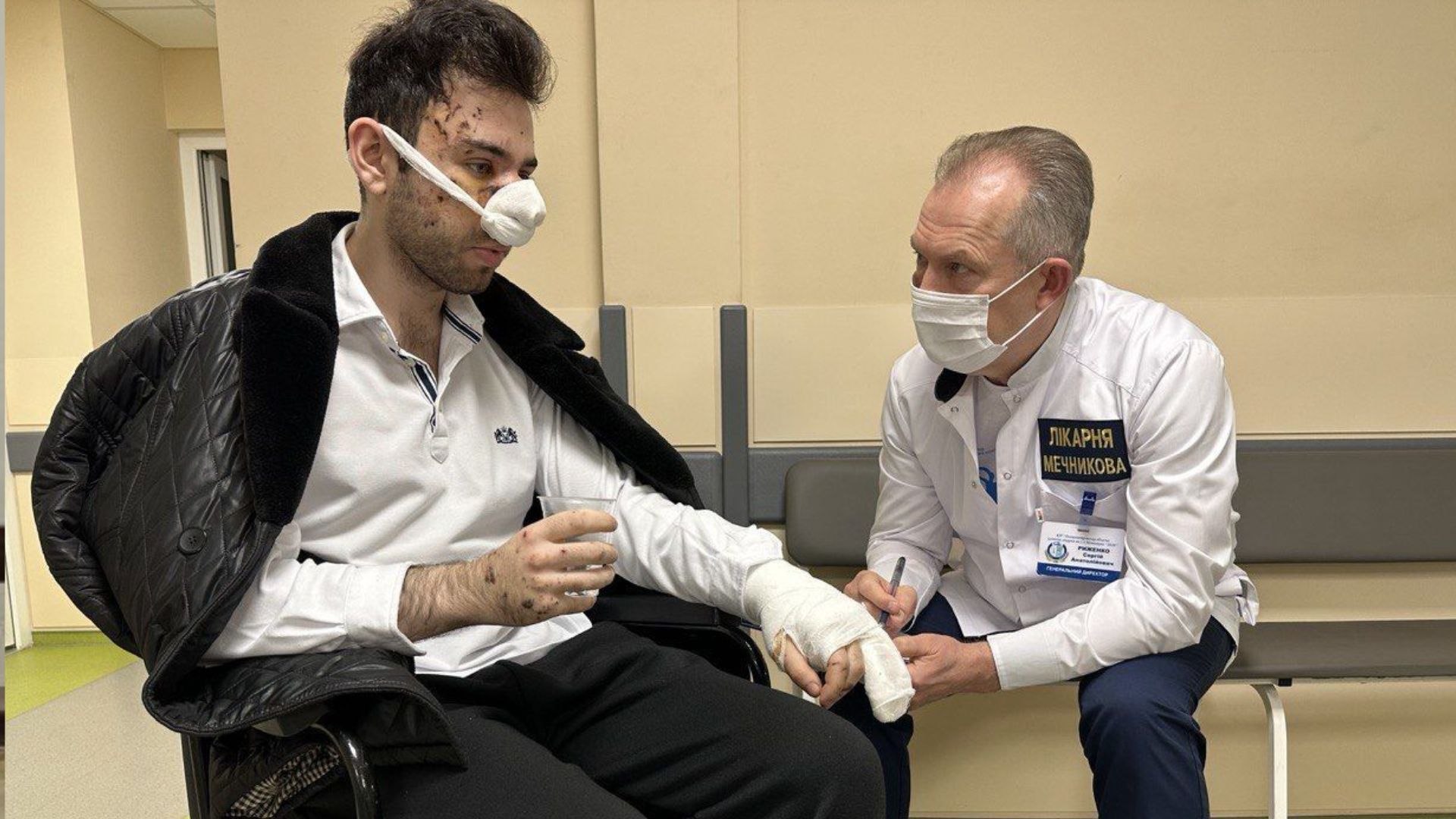 Вцілілий Дмитро та лікар Сергій Вцілілий Дмитро та лікар Сергій