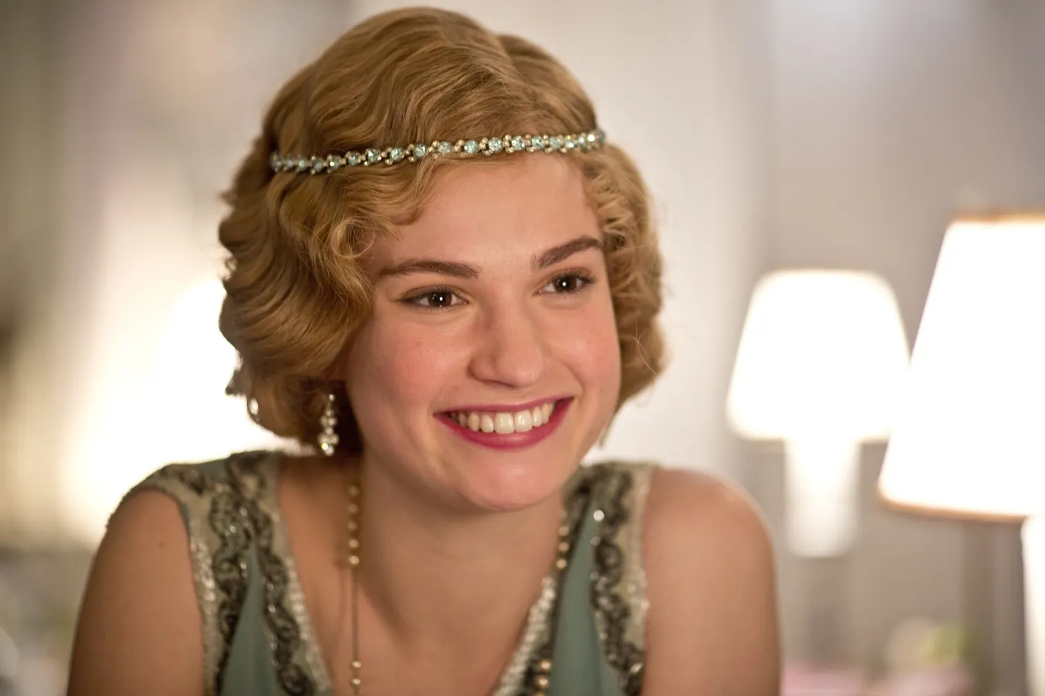 Лили Джеймс в сериале Лили Джеймс в сериале