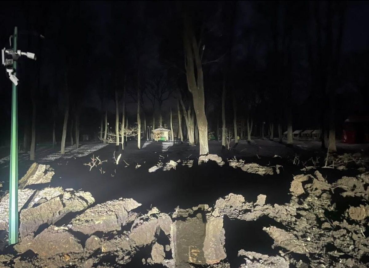 Это был второй ракетный удар по парку в Харькове Это был второй ракетный удар по парку в Харькове