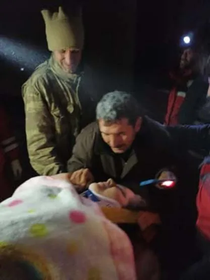 Врятована з-під завалів жінка Врятована з-під завалів жінка