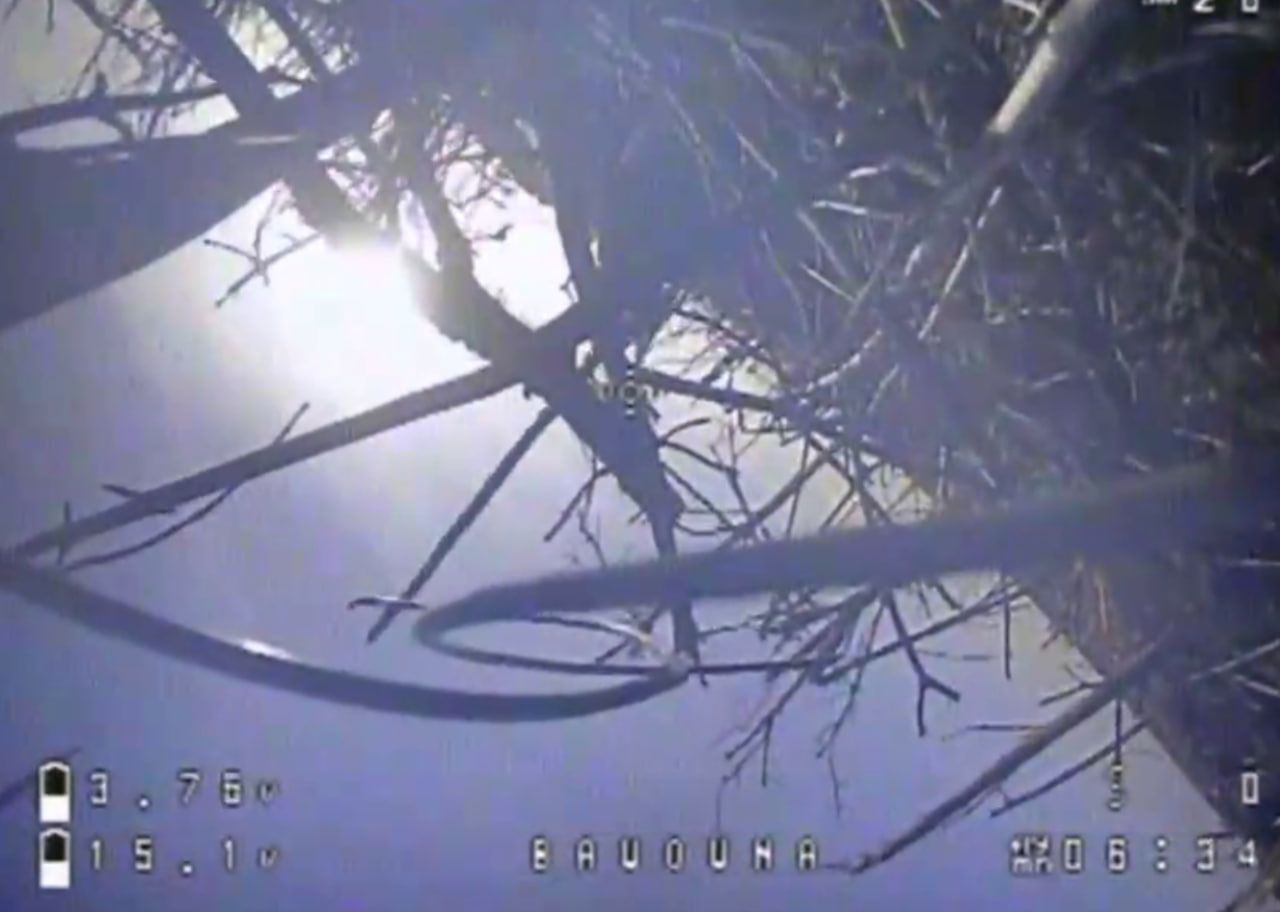Росіянин вдарив палицею по дрону з вибухівкою - відео
