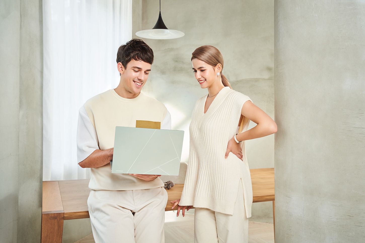 Ноутбук ASUS Zenbook с OLED-дисплеем Ноутбук ASUS Zenbook с OLED-дисплеем