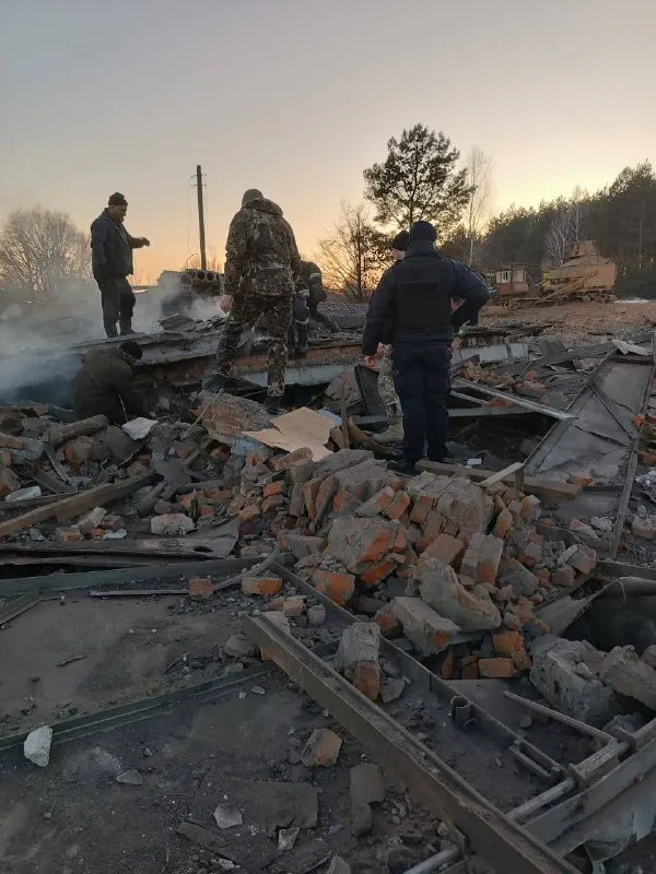 Чернігівщину атакували 2 бойові літаки: під завалами промислової будівлі – люди