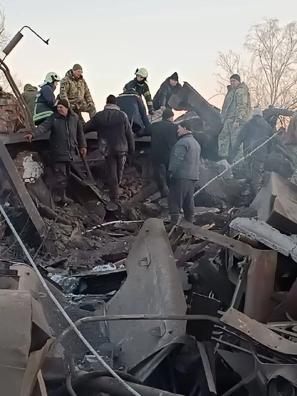 Черниговщину атаковали 2 боевых самолета: под завалами промышленного здания – люди