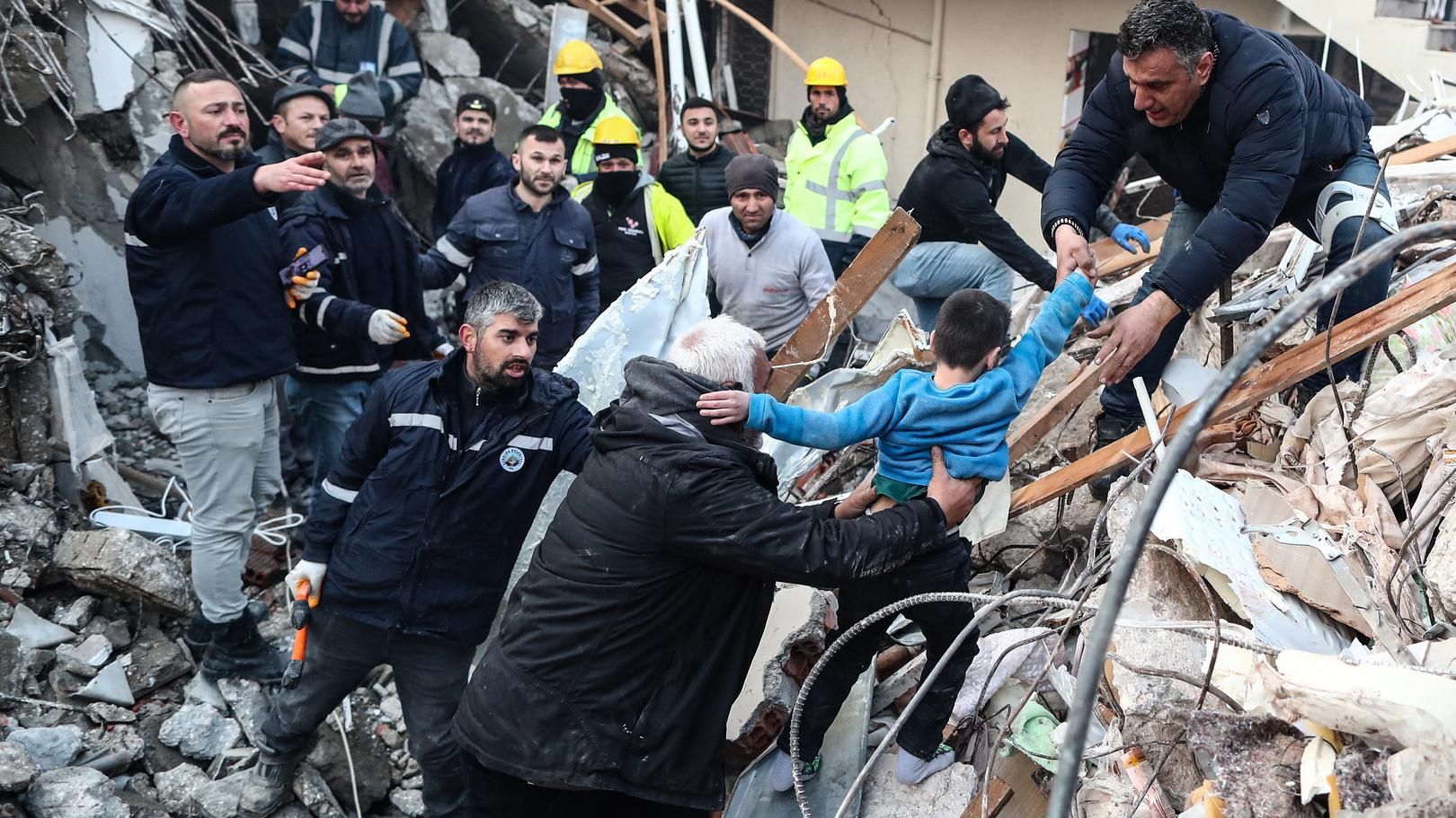 Землетруси у Туреччині 08.02.2023 - врятували дитину, що була під завалами 52 години - 24 Канал