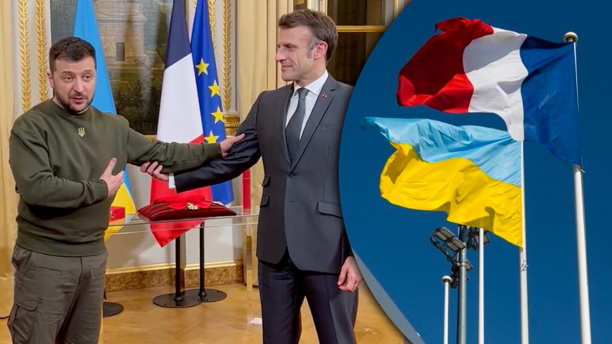 Макрон вручає Зеленському нагороду та тримає його за руку Макрон вручає Зеленському нагороду та тримає його за руку