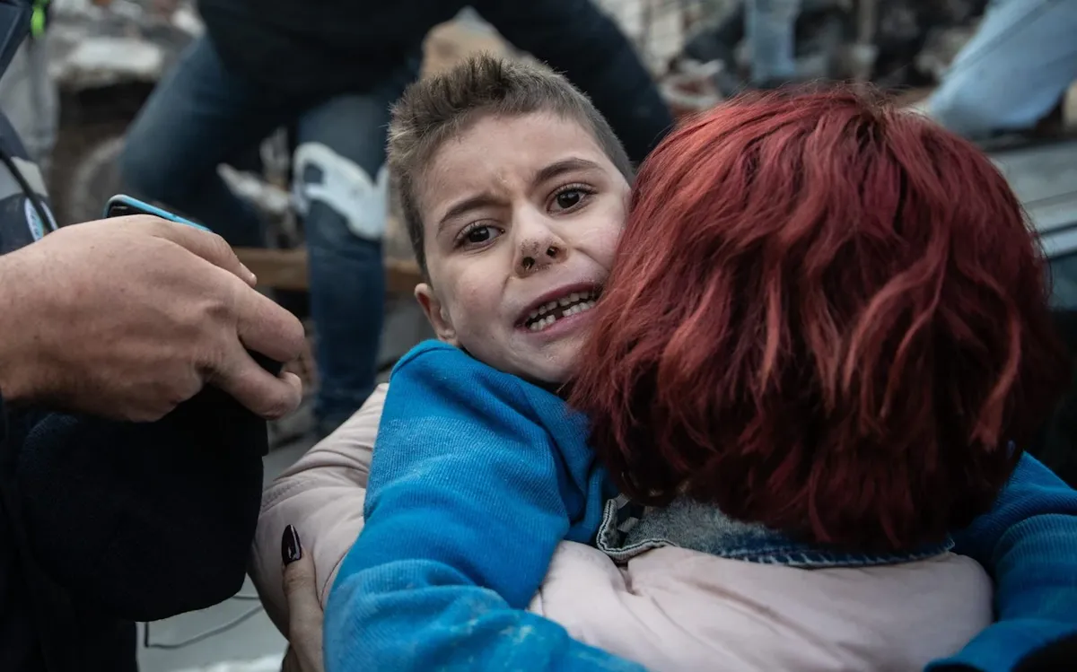 Ребенок находился под завалами 52 часа Ребенок находился под завалами 52 часа