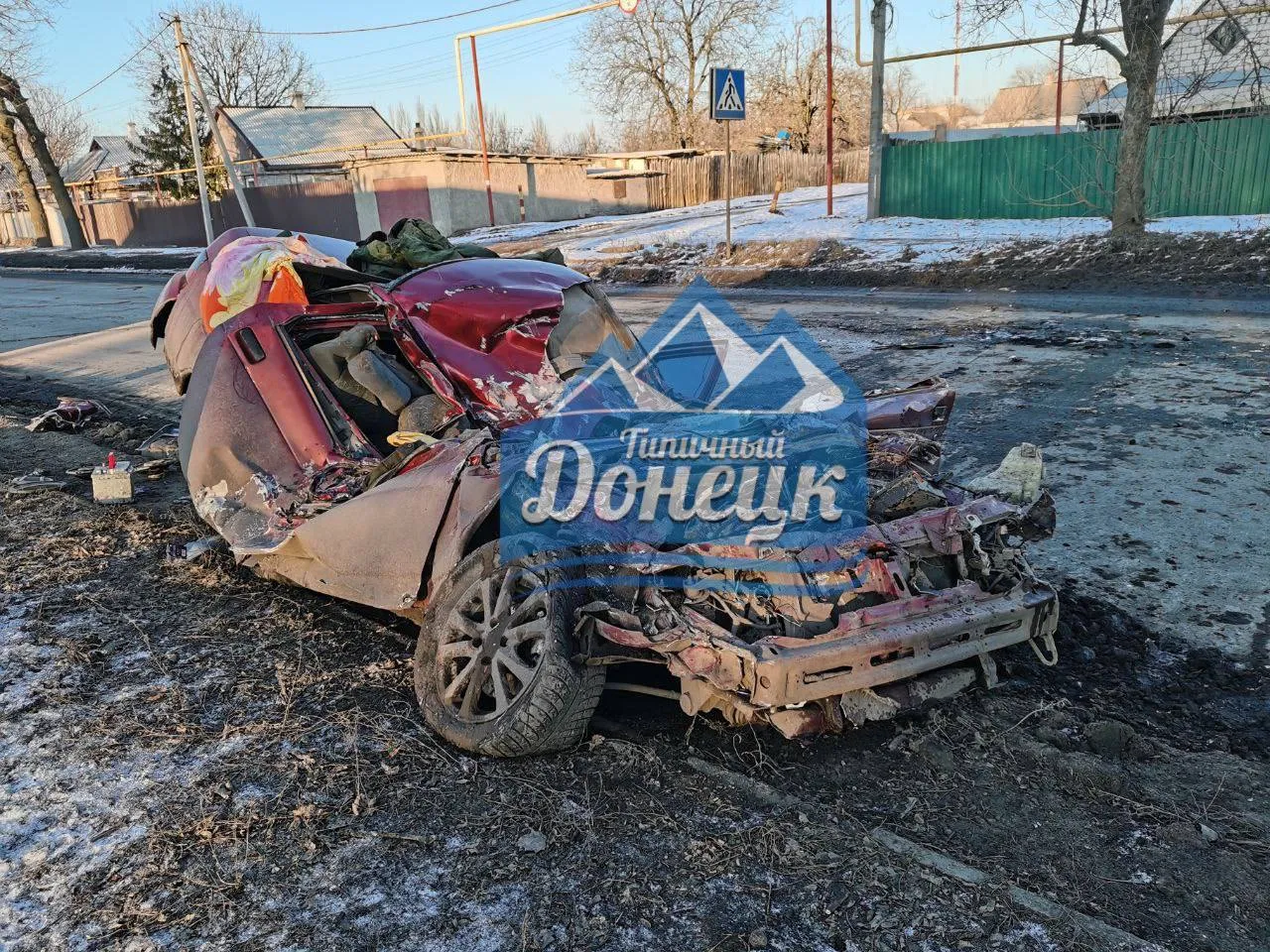 Оккупанты в Донецке переехали танком гражданскую машину